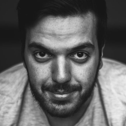 Operador — retrato frontal